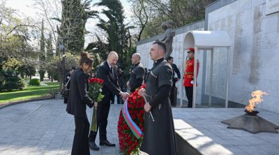 Prezident və birinci xanım Tbilisidə Ulu Öndərin abidəsini ZİYARƏT ETDİLƏR - FOTO/VİDEO