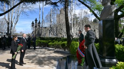Prezident və birinci xanım Tbilisidə Ulu Öndərin abidəsini ZİYARƏT ETDİLƏR - FOTO/VİDEO