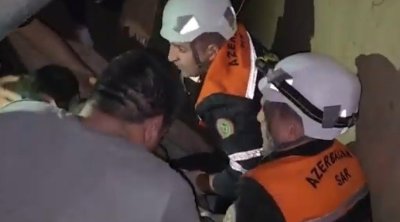 Bakıda ev çöküb, dağıntılar altında qalan qadın...