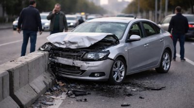 Samuxda avtomobil maneəyə çırpıldı - Xəsarət alanlar var