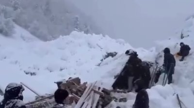 Qadın 7 yaşlı uşağı ilə qar uçqununun altında qaldı &ndash; VİDEO