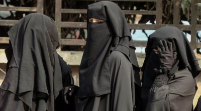 İranda qadınlar hərbi avtomobildə - FOTO