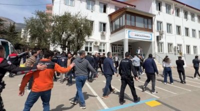 Türkiyədə məktəbə hücum edən şagirdin ANASI DA SAXLANILDI