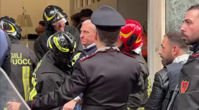 İtaliyada banka HÜCUM &ndash; 20-yə yaxın şəxs girov götürüldü &ndash; VİDEO