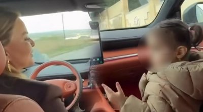 Bağça müdirəsi yol hərəkəti qaydalarını heçə saydı: Övladının həyatını təhlükəyə atdı &ndash; VİDEO