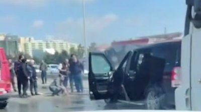 &ldquo;Land Rover&rdquo; yolun ortasında yandı &ndash; VİDEO