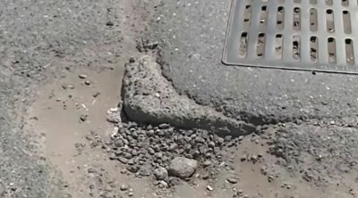 Binəqədi-Balaxanı yolunda çuxurlar maşınları sıradan çıxarır - VİDEO