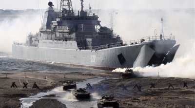 Ukrayna ordusu Krımda Rusiyanın iki gəmisinə zərbə endirdi - VİDEO