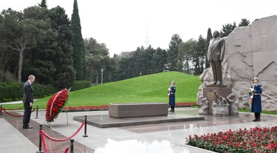 Latviya Prezidenti Heydər Əliyevin məzarını ziyarət etdi - FOTO