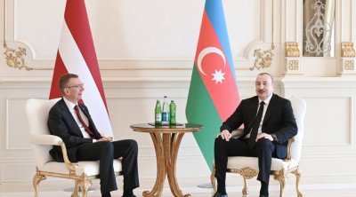 İlham Əliyev və Edqars Rinkeviçs mətbuata bəyanatlarla çıxış edirlər