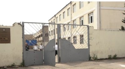 Bakıda məktəbin qarşısında İNSİDENT: Valideynlərdən biri digərini BIÇAQLADI - VİDEO