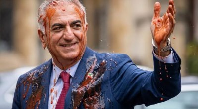 Berlində Pəhləvinin üzərinə qırmızı maye atıldı - FOTO