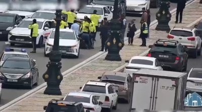 Bakıda HƏYƏCANLI ANLAR: Piyadanı maşın vurdu, POLİSLƏR dərhal xəstəxanaya çatdırdı - VİDEO