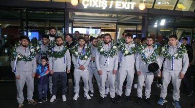 ÇEMPİON güləşçilərimiz Vətənə qayıdıblar - FOTO