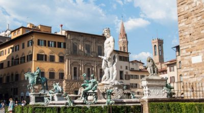 Dostlarının sözü ilə heykələ dırmaşdı &ndash; Beş min avro ZİYANA DÜŞDÜ