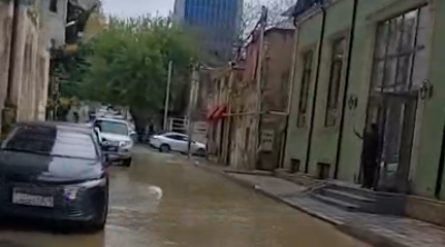 Bakıda boru partladı, bu küçə keçilməz oldu - VİDEO