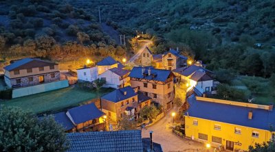 Bu kəndin 16 sakini var, amma 25 min turist gəlir - Fotolar