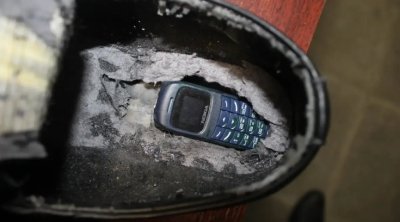 İmtahana ayaqqabısının altında telefon keçirtmək istədi