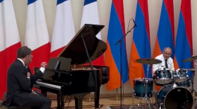 Makron Paşinyanla birlikdə mahnı oxudu - VİDEO