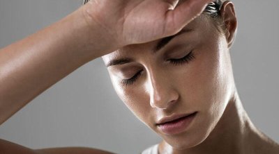 Tərləmənin və pis qoxunun səbəbi bu vitamin imiş