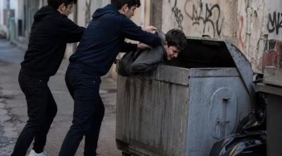 Naftalanda yeniyetməni parkda zibil qabına atıb, videosunu tiktok-da yaydılar