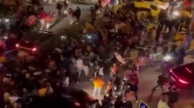 Türkiyədə avtomobil “Qalatasaray” azarkeşlərinin izdihamına çırpıldı - VİDEO
