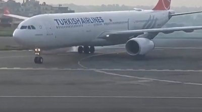 İstanbul-Katmandu reysində İNSİDENT: Təyyarənin şassisində alov yarandı - VİDEO