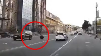 &ldquo;Nissan Patrol&rdquo;dan düşən təkər qapağı yolda təhlükə yaratdı &ndash; VİDEO
