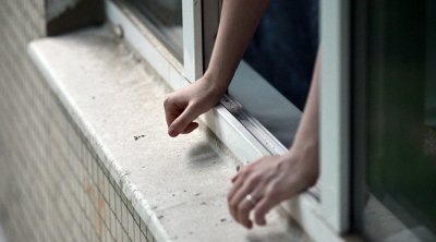 Mingəçevirdə tələbə qız binadan yıxıldı