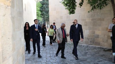 Mavriki Prezidenti İçərişəhəri gəzdi – FOTO