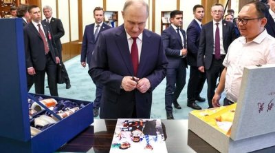 Çinli mühəndis Putinə çini qablar dəsti hədiyyə etdi