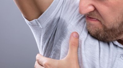 Tərləmənin və pis qoxunun səbəbi BU VİTAMİN imiş