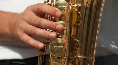 Artist pəncərəsinin qarşısında saksafon çalan 11 yaşlı oğlanı güllələdi