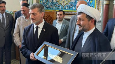 Müsəlman icması Gürcüstan Prezidentinə simvolik hədiyyə təqdim etdi - FOTO