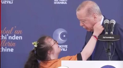Ərdoğanın çıxışı zamanı səhnəyə çıxan daun sindromlu uşaq təsirli anlar yaşatdı &ndash; VİDEO