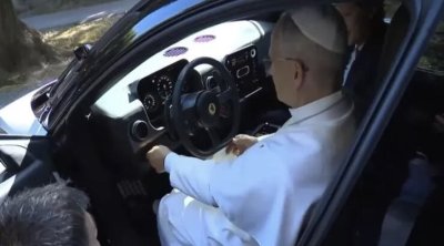 Ferrari-nin bu modelini Roma Papası özü sınadı