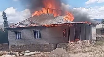 Şərurda yarımtikili ev yandı