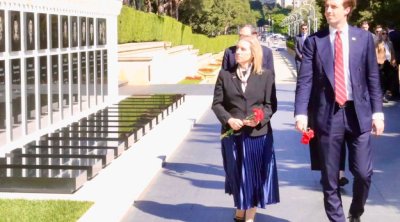 ABŞ dövlət katibinin köməkçisi Şəhidlər xiyabanını ziyarət etdi &ndash; FOTO