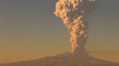Kamçatkada Şiveluç vulkanı püskürdü: Kül dumanı 12 kilometrə çatdı