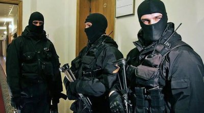 Gümrüdə maskalı şəxslər "Güclü Ermənistan"ın ofisini mühasirəyə alıb