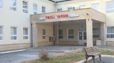 Qaxda idarəetmədən çıxan maşın ağaca çırpıldı - FOTO