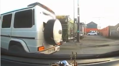 Qırmızıda keçdi, irad bildirən sürücünün də maşınını vurdu&ndash; Video