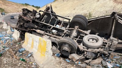 Ağsuda yük avtomobili aşdı - Xəsarət alanlar var – FOTO/VİDEO