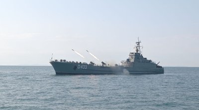 Azərbaycanın hərbi gəmiləri Xəzərdə hədəfləri atəşə tutdu &ndash; FOTO