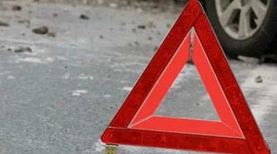 Maştağada avtomobil işıq dirəyini aşırdı: Onlarla ev işıqsız qaldı