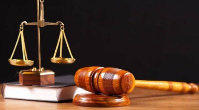 Arvadına mesaj yazan şəxsi qohumları ilə birgə döydü