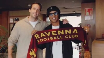 Ronaldinyo böyük futbola QAYIDIR