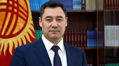 Qırğızıstan Prezidenti nəvələrinə smartfondan istifadə etməyi qadağan etdi