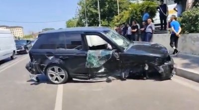 Bakıda "Mercedes"lə &ldquo;Range Rover&rdquo; toqquşdu: Xəsarət alanlar var &ndash; VİDEO