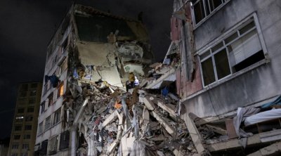 Venesuelada 11 yaşlı uşaq 70 saatdan sonra dağıntılar altından xilas edildi - VİDEO